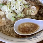 大ちゃんラーメン - ではいただきましょう。
            
            いざ！
            
            
            
            はい優勝。
            
            
            塩っぱくて甘い美味しいラーメンの汁ヽ(´o｀
            
            
            背脂がイイ仕事すんのさ❤️
            
            
            