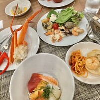 ザ・ループ(ホテルアゴーラリージェンシー大阪堺) - 蟹は食べやすいようにハサミやフォークも用意されています