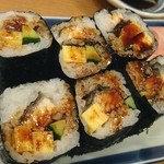 主税寿司 - 締めに頼んだ巻物。ネタケースから自分の好みで鰻と玉子と胡瓜を巻いてもらった。こういう我が儘を聞いてくれるのがありがたい。