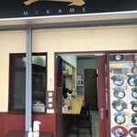 ラーメン 三亀 - カウンター席のみの小さなお店でした。