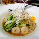 四川厨房 随苑 - 海鮮冷麺セット800円（ランチは、鶏唐揚げ３個、炒飯ほか食べ放題）