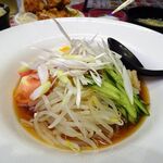 四川厨房 随苑 - 海鮮冷麺セット800円（ランチは、鶏唐揚げ３個、炒飯ほか食べ放題）