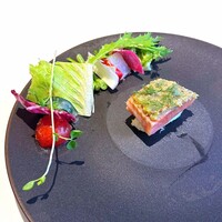 ハラグチ ル・レストラン - マスのマリネのコンフィ（桜のチップで燻製）