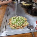 Okonomiyaki Ando Akashiyaki Nanohana - けっこう大きいです。ただしペッタンコ