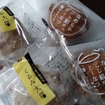 Takeuchi Kashiho Bunkyo Ten - 今天我们家的茶点是核桃大福205日元（含税）和顺滑红豆沙甜甜圈162日元（含税）