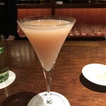 BAR オーパ - 白桃のカクテル　飲みやすい。ウォッカベース