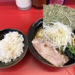 家系ラーメン 佐々喜家 - ◯喜らーめん900円とご飯無料