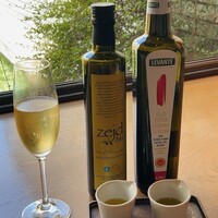 CICADA - こだわりのオリーブオイル2種はパンにつけて。