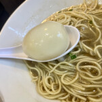 ヌードル＆スパイスカレー 今日の1番 - 店主のお心遣いであろう味玉、隣の方にはありませんでした。