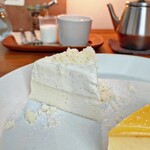 Satito's tableworks - エンジェルフードケーキバニラクリーム　バニラビーンズたっぷりのクリームは軽いのに濃厚。超絶好みで悶絶♡