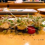 花寿司 - ホタテのバター炒め　下にあるキノコたちは歯応え最高！クリームソースが絶品です！