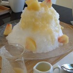 西洋菓子倶楽部 - 桃のかき氷(ソースと練乳かけました)