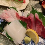 まるいち食堂 - 三崎地魚３点盛り定食（手前からイカ、イナダ、タイ）