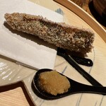 温石 - 万願寺唐辛子のオカキ揚げ。手前は鱧子です