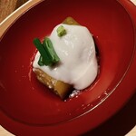 温石 - 揚げた茄子を炊いてから胡麻豆腐と隠元をトッピング。この胡麻豆腐が温泉卵の白味のような食感で、抜群にウンマイ