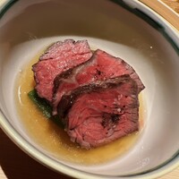 温石 - 知床牛のランプの炭火焼き。底にはオクラと折戸ナスの炊き合わせが隠れます