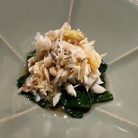 温石 - どうまん蟹です。味噌は野趣が溢れすぎるとのことで無添加。産卵期になれば打ち子がはいるようです。緑はモロヘイヤ。これでお酒が一合、イケてしまいます