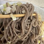 原木そば - 麺は黒っぽくよく冷やされていて味が他の立食いそば屋さんと一味違う、思わず美味しいと感動してしまいました。