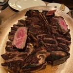 Peter Luger Steak House Tokyo - 4人前はTボーン2枚、1枚からヒレ4サーロイン9くらい