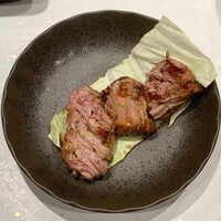 黒毛和牛ヘレ肉専門店 炭火焼肉 りきちゃん 北浜店 - フォークで割いてキャベツに乗せてくれます