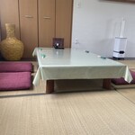 そば処 濱勢 - 座敷、4人掛け、全部で6卓あります。