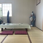 そば処 濱勢 - でかい陶器や壺がいっぱい置いてある。