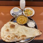ミニ ネパール レストラン&バー アリサ - Ａランチ 
            (ベジタブルカレー(激辛)･ナン･ライス･サラダ･ 
             スープ･ラッシー)