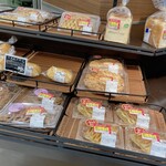パン工場 - 内観。午前中行ってもこの値引きラッシュ