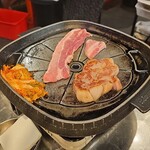 韓国料理とサムギョプサル 豚まる - 生サムギョプサル(塩) + 漬け込みロース