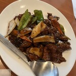 中国酒家 瑞華 - 牛肉の黒胡椒炒め。味濃いめでいい感じの照り！本当にご飯が進む！