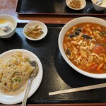 Chuugokushuka Zuika - いつも頼む酸辣湯麺半チャーハンセット。酸辣湯麺、神懸かり的美味さ。チャーハンは普通です！