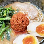 ラーメンいっこう - バクダン、バラチャーシュー、モヤシ、煮玉子、ほうれん草、海苔5枚。