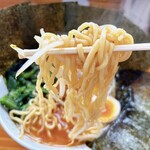 ラーメンいっこう - 短めで緩く縮れた平打ち太麺。モチっと加水率高め。