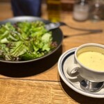 熟成和牛ステーキグリルド エイジング・ビーフ TOKYO - おかわり自由のサラダ&セットスープ