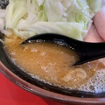 Donto Koi Ya - 豚，鶏の旨みたっぷりながらクセのないスープ。キリッと強めのカエシはキャベツトッピングでまろやかに