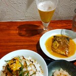 灼味噌らーめん 八堂八 - グラスビール 400円、おまかせ飯 600円