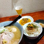 灼味噌らーめん 八堂八 - グラスビール 400円、味玉味噌 1100円、おまかせ飯 600円