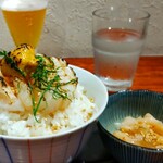 灼味噌らーめん 八堂八 - グラスビール 400円、デッカい生ほたての炙り、自家製うにバター添え