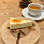 Italian Kitchen VANSAN - 炙りチーズケーキ(\690)・ムレスナティー（オリエンタルバカンス）(\390)