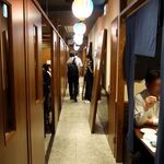 琉球酒場 げん - 通路の両側に半個室が並んでいる。