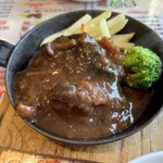 大眾美食酒館YAMATO 船橋店 - 平常美味的漢堡排，今天卻意外地加入了蘑菇醬，還有點粉狀的德米格拉斯醬。