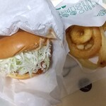 モスバーガー - 右手オニポテ　左チキンバーガー　オーロラソースがキャベツとあう!360円