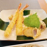 Soba Dining 蕎花 - えび2本、しそ、合鴨、さつまいも、かぼちゃの天ぷら♪衣がサクサクで美味しくて、カボチャがホクホクで超美味しい✨️