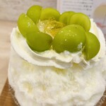 かき氷店 小桃 - トップの重さに耐えられずすでに崩れるwそれほどたっぷりシャインマスカットのってます♡