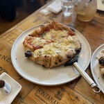 Pizzeria Parentesi - マルゲリータと色々チーズのハーフアンドハーフ