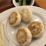 曾さんの餃子 - お饅頭みたいな焼き餃子