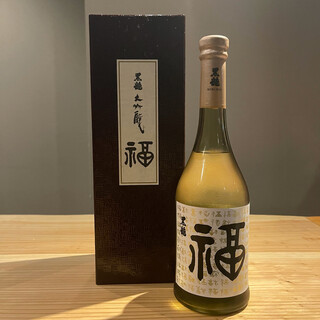 We offer a variety of alcoholic beverages that go well with the food, including sake and wine.
