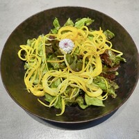 Conico - サラダ：レタスのサラダ ズッキーニのパスタ