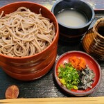 手打出雲そば いいづか - 割子そば(三枚)(税込900円)
            《薬味:刻み葱、紅葉おろし、刻み海苔》
            出雲蕎麦は挽きぐるみの色黒な田舎蕎麦、不揃いな幅のある二八蕎麦