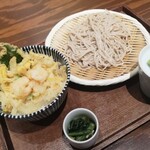 スタンド JAPA SOBA HANAKO - 私とあと1人注文のかき揚げ＆ざるそば